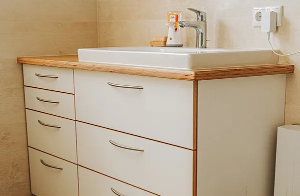 Aufarbeitung alter Möbelstücke in der Nähe von Berlin