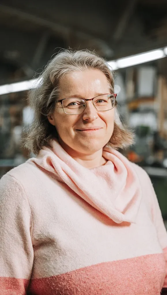 Mitarbeiterin der Tischlerei Stein